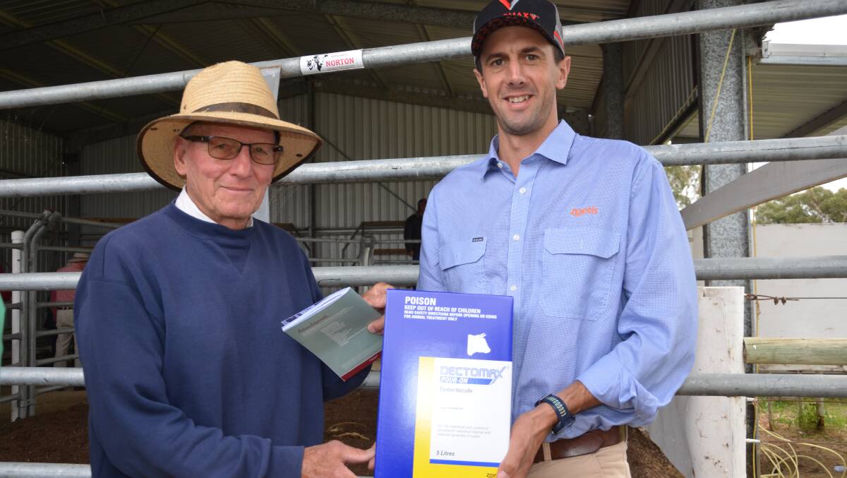 Ross Leckie, Rocky Hill Props, Mount Torrens receives the lucky buyer prize from Zoetis rep Martin Beltrame.